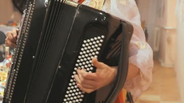 Крупный план женских рук, играющих на черном аккордеоне — стоковое видео