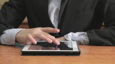 Bilgisayar tablet kullanarak fotoğraflarına bakmaktan öğrenci