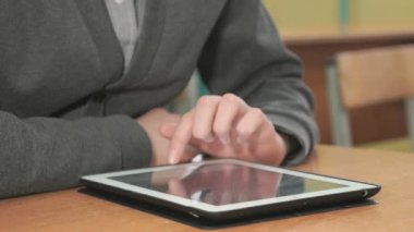 Bilgisayar tablet kullanarak fotoğraflarına bakmaktan adam