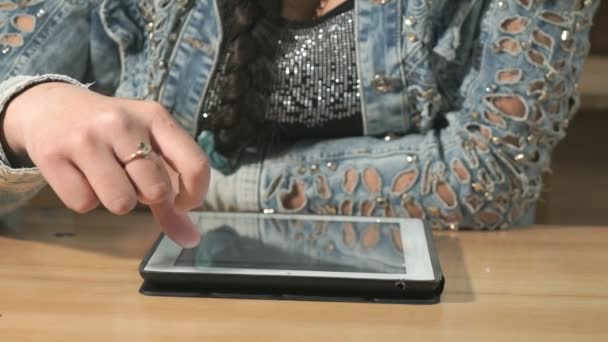 Жінка дивиться на фотографії за допомогою комп'ютера планшета — стокове відео