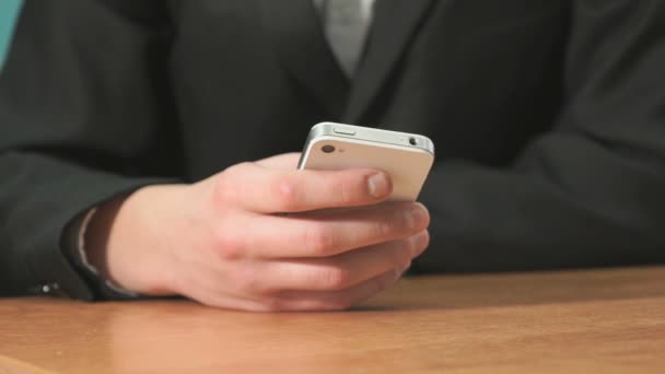 Estudante desconhecido segurando smartphone prata-branco — Vídeo de Stock