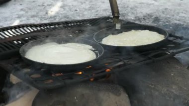 Rus krep tava şenlik ateşi üzerinde üzerinde