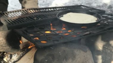 Rus krep tava şenlik ateşi üzerinde üzerinde