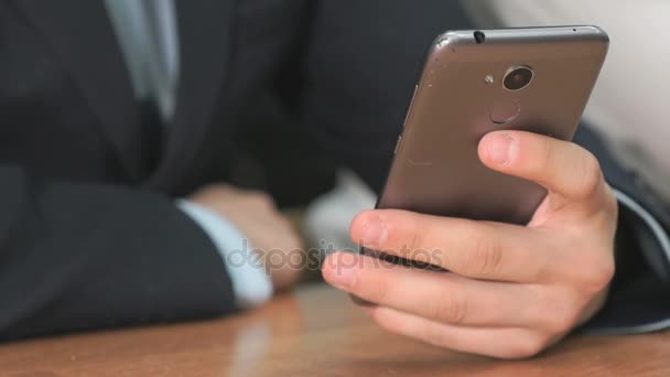 Estudiante desconocido sosteniendo teléfono inteligente gris — Vídeos de Stock