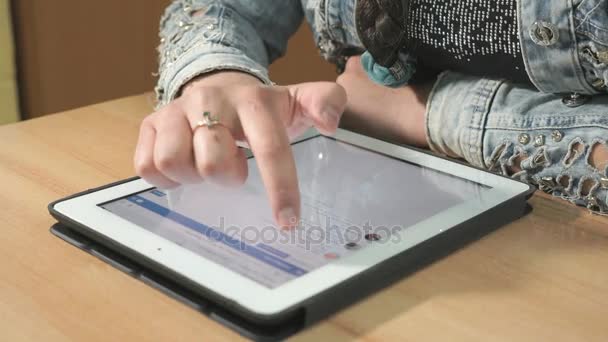 Student při pohledu na fotografie používající počítač tabletu — Stock video