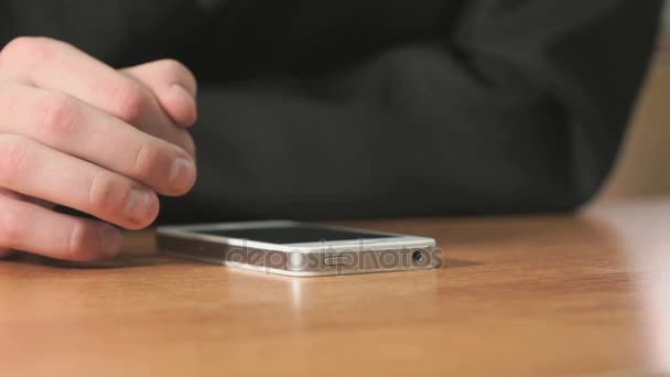 Studenta lisování prst na obrazovce chytrého telefonu — Stock video