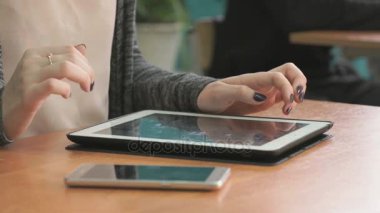 Bilgisayar tablet kullanarak fotoğraflarına bakmaktan kadın