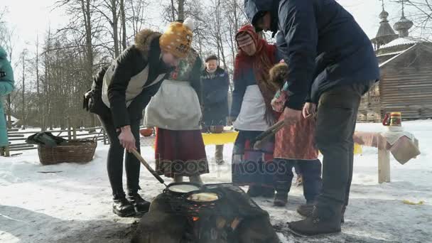 Russische Pfannkuchen auf der Pfanne am Lagerfeuer — Stockvideo