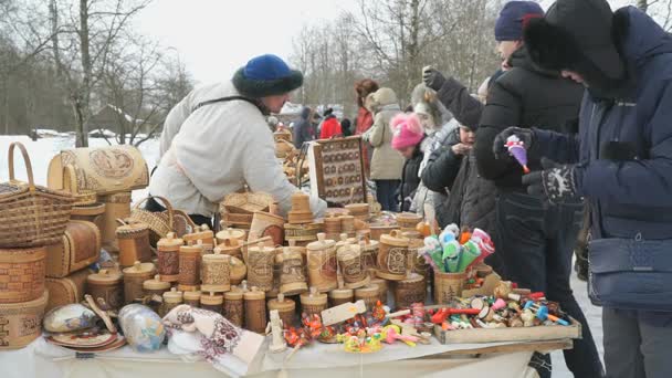 Winkelen tent met traditionele kisten van berk — Stockvideo