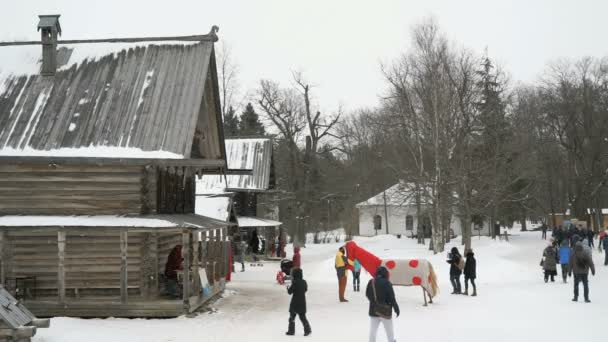 Vitoslavlitsy in Veliky Novgorod, Rusland in de winter — Stockvideo