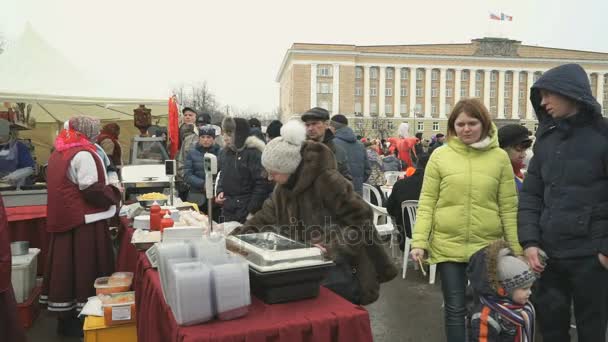 Люди ходят по площади во время Масленицы — стоковое видео