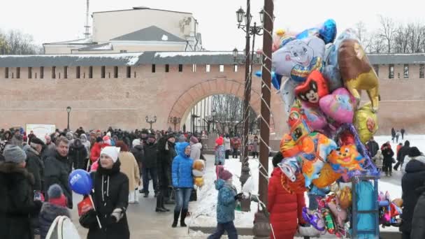 人走在广场上忏悔节狂欢节期间 — 图库视频影像