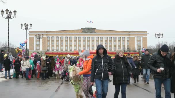 Люди ходят по площади во время Масленицы — стоковое видео