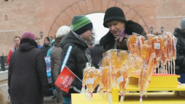 Adolescente elegir paletas de azúcar dulce. Primer plano — Vídeos de Stock