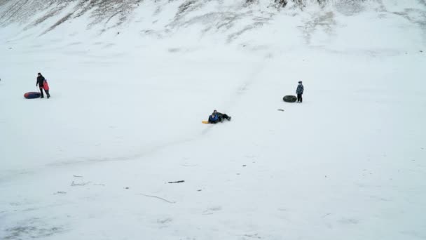 Barn pulka nedför en solig vinterdag — Stockvideo