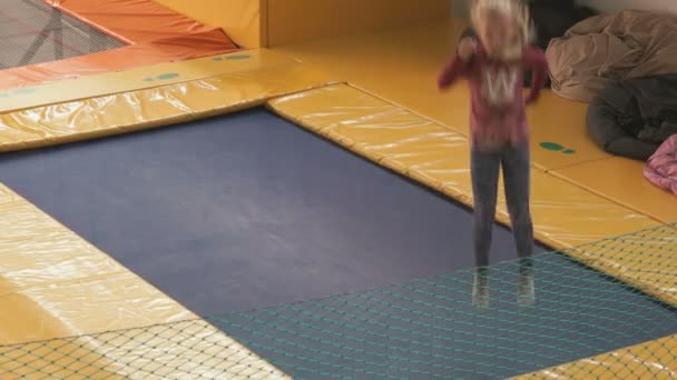 Criança feliz em um complexo de crianças divertido — Vídeo de Stock