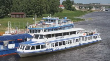 Turist Rusya'da Nehri üzerinde yüzen gemi