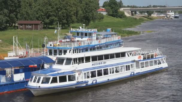 Navire avec touristes flottant sur le fleuve en Russie — Video