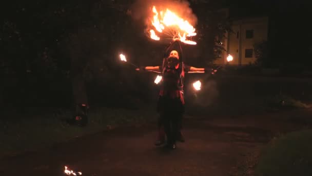 Espectáculo de fuego en la noche en verano al aire libre — Vídeo de stock