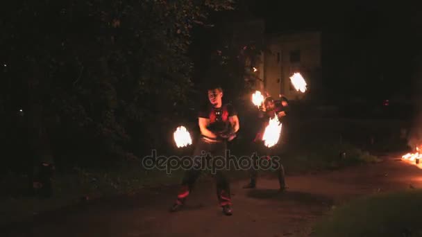 Espectáculo de fuego en la noche en verano al aire libre — Vídeo de stock