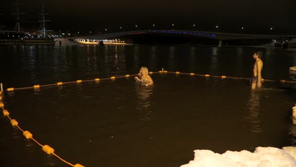 Mensen zwemmen in koud water in de rivier in de winter — Stockvideo