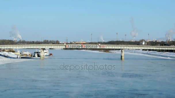 Puente de coches en Velikiy Novgorod, Rusia en invierno — Vídeo de stock