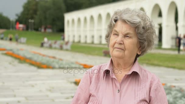 Πορτρέτο της σοβαρής ηλικιωμένη γυναίκα σε εξωτερικούς χώρους — Αρχείο Βίντεο