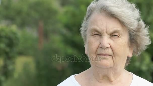 Portret poważne dojrzałe starsze kobiety na zewnątrz — Wideo stockowe