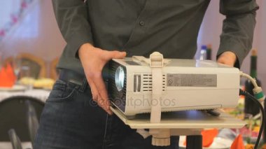 Close-Up bilinmeyen adam beyaz projektör ayarlama