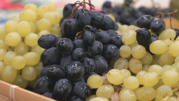 Close-up de mãos pessoa desconhecida que toma uvas — Vídeo de Stock