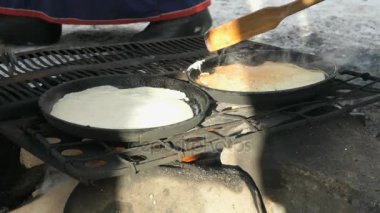 Rus krep tava şenlik ateşi üzerinde üzerinde