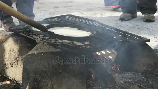 Panquecas russas na panela de ato de fritar na fogueira — Vídeo de Stock