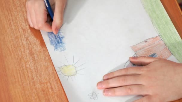 Το παιδί αντλεί τις εικόνες χρησιμοποιώντας μολύβια χρώματος — Αρχείο Βίντεο