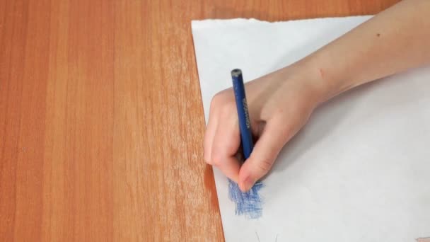 Child draws the pictures using color pencils — Stock Video