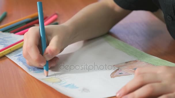 Menina desenha as imagens usando lápis de cor — Vídeo de Stock