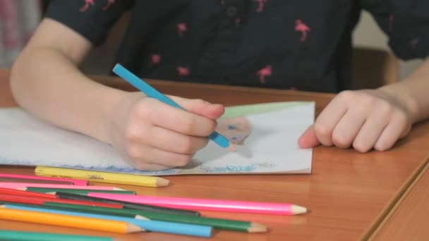 Bambina disegna le immagini utilizzando matite di colore — Video Stock