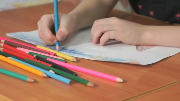 Ребенок рисует картинки цветными карандашами — стоковое видео