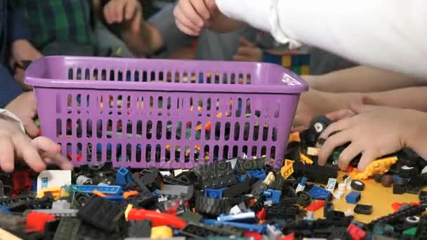 Kinder sammeln Bauteile in Schachtel — Stockvideo