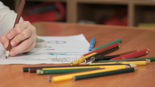 Gyermek felhívja a képek segítségével színes ceruzák — Stock videók