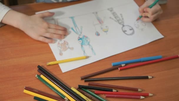 L'enfant dessine les images à l'aide de crayons de couleur — Video