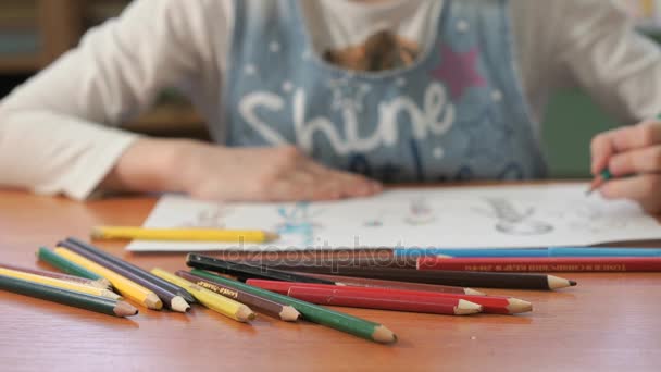Menina desenha as imagens usando lápis de cor — Vídeo de Stock