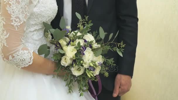 Braut und Bräutigam umarmen sich auf Hochzeit — Stockvideo