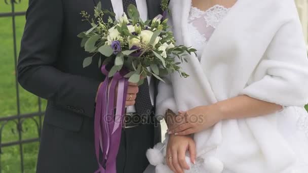 Sposa e sposo che si abbracciano al matrimonio — Video Stock