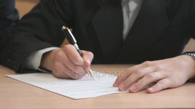 Metin yazma bilinmeyen genç adam