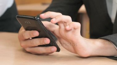 Bilinmeyen genç adam siyah smartphone holding