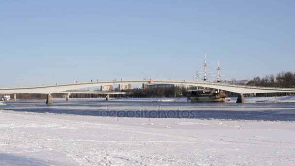 Пешеходный мост через Волхов зимой — стоковое видео