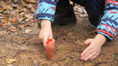 Kum kum ile oynayan bilinmeyen çocuk