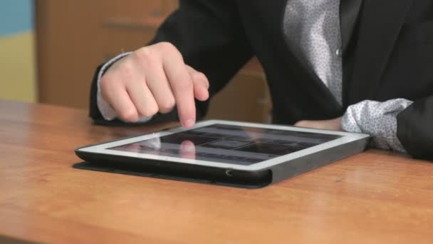 Mann schaut sich Fotos mit Computer-Tablet an — Stockvideo