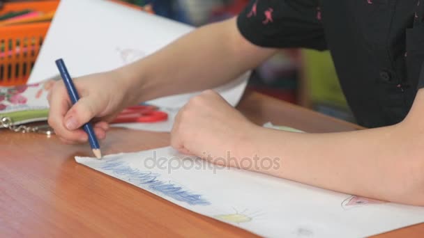 Little girl draws the pictures using color pencils — Stock Video