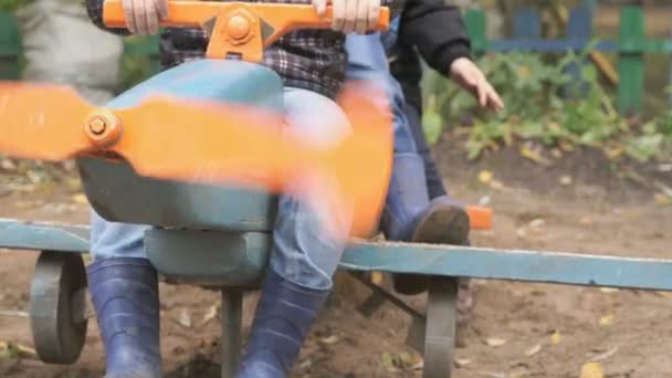 Barn som sitter på leksak layout blå planet — Stockvideo